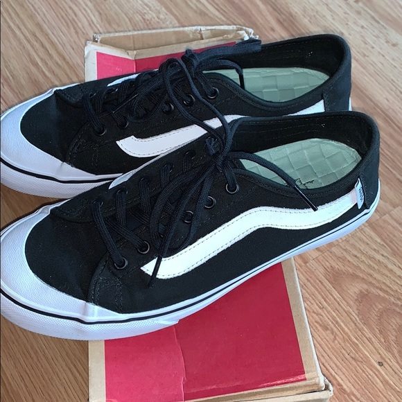 Black and white Vans women’s size 8 - Picture 2 of 7